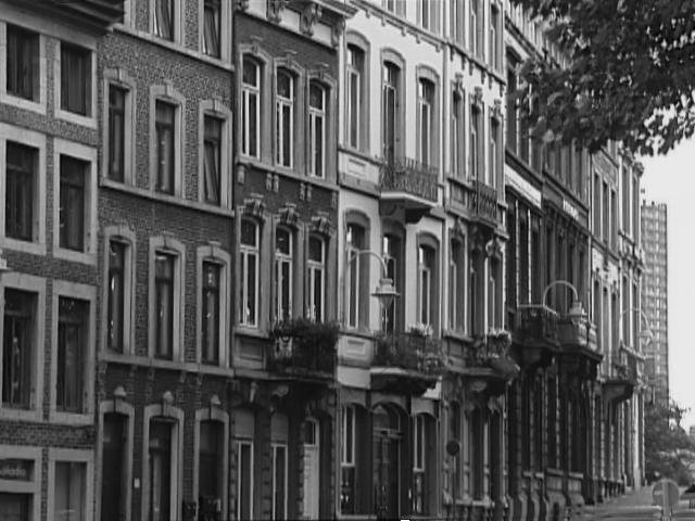 [Black and white picture of
row of houses in Li&egrave;ge]
